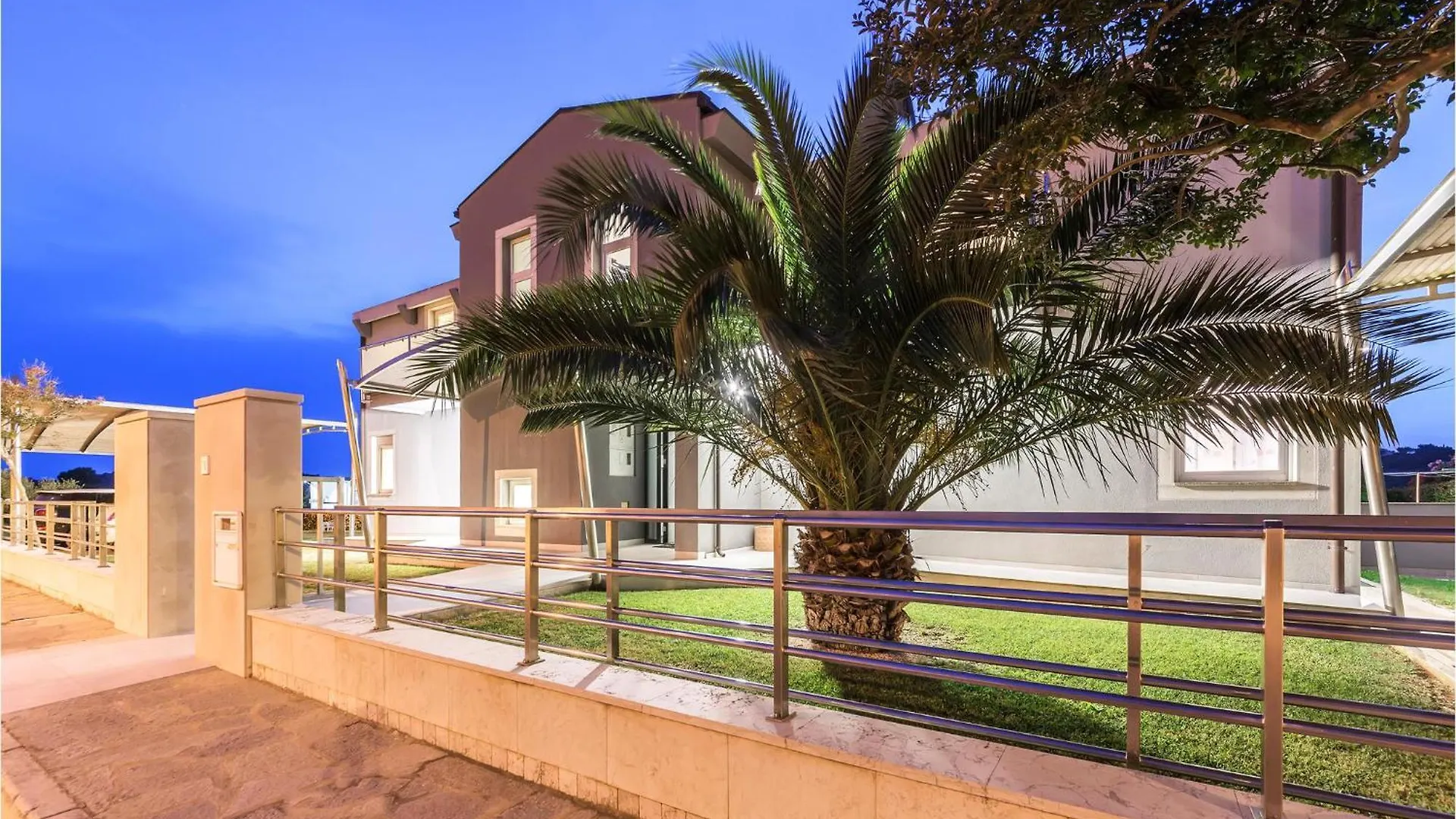 2 Bedroom Cozy Apartment In Banjole Croatia